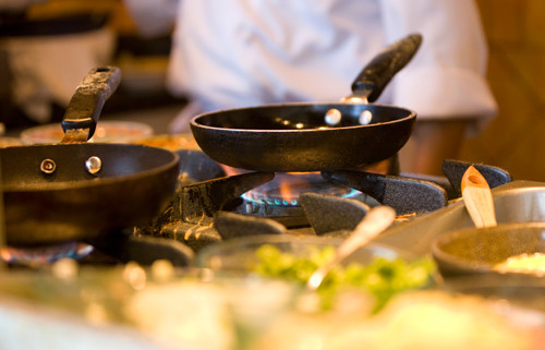 Tránh dầu ăn bốc khói. Khi dầu ăn bị bốc khói tức là nhiệt độ lúc đó của dầu đã trên 200 độ C. Nhiệt độ cao không những phá huỷ tác dụng chống oxy hóa của dầu và các thành phần dinh dưỡng trong thực phẩm mà còn sản sinh ra peroxide tác nhân gây ung thư.