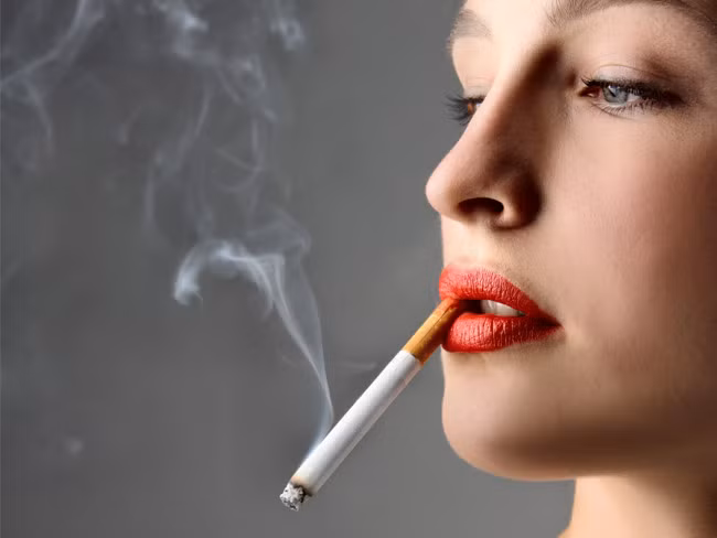 Thói quen làm đẹp chưa tốt. Hút thuốc, không tẩy trang trước khi đi ngủ, không dưỡng ẩm bằng loại kem phù hợp với da ( làm từ vitamin A), không sử dụng kem chống nắng và trang điểm quá nhiều là những thói quen nên thay đổi để có làn da trẻ trung.