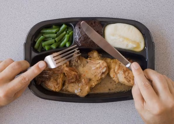 Thói quen ăn uống không lành mạnh. Theo tạp chí Health, ăn quá nhiều đường hay quên không sử dụng những chất béo tốt cho cơ thể có thể để lại những dấu vết nhìn thấy rõ trên da của bạn (nhất là ở hông).