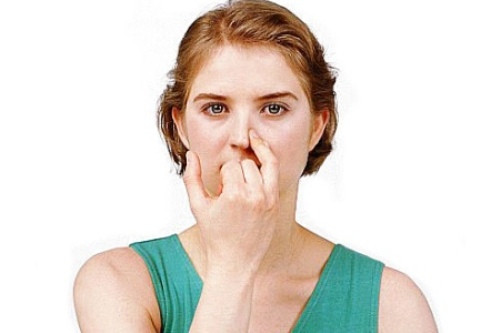 2. Bài thở một bên mũi. Bắt đầu bịt lỗ mũi bên này và hít sâu qua lỗ mũi kia sau đó lại đổi bên. Bạn có thể lặp lại bao lần tùy theo ý muốn, miễn là kết thúc bằng việc thở ra qua lỗ mũi bên trái.