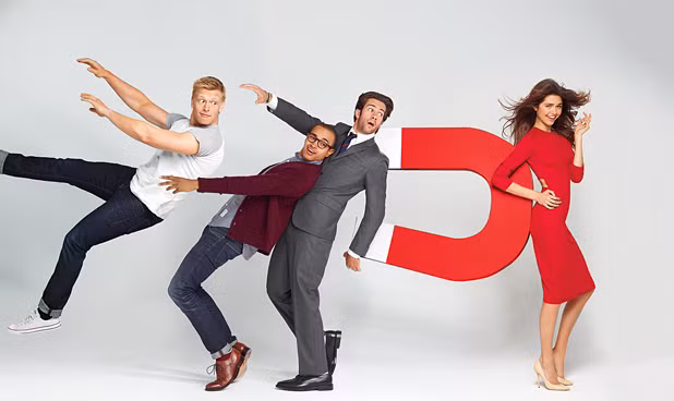 Nếu như bình thường bạn chỉ thích những chàng trai cao to, bụng 6 múi, mặt đẹp như tài tử thì vào một lúc nào đó trong tháng bạn bỗng dưng… dễ dãi hơn nhiều và nhận ra anh chàng bụng hơi to, đầu hơi hói, ăn nói hơi vô duyên cũng hơi bị hấp dẫn. Vì sao? Các nhà khoa học tin rằng trong thời kỳ rụng trứng, phụ nữ có xu hướng mở rộng phạm vi lựa chọn người khác giới để tăng cơ hội thụ thai cho mình.