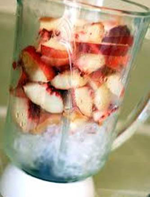 Cho đào, đá, sữa vào máy xay sinh tố xay nhuyễn. Ảnh: mangdoisong