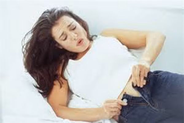 Hơn nữa, khi bạn mặc quần áo quá chật, vải sẽ cọ xát lên da và phá vỡ lớp màng bảo vệ giúp da khỏi nhiễm trùng, một bác sỹ da liễu giải thích. Quần sát da cũng khiến bạn đổ mồ hôi nhiều, tạo ra môi trường thuận lợi cho nấm, vi khuẩn gây viêm nang lông và các bệnh về da khác.