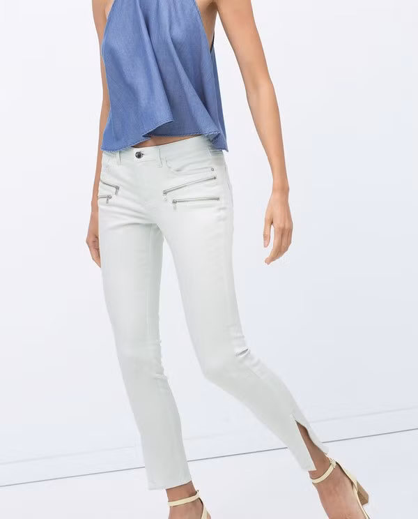 Quần áo có khuy sắt. Thông thường thì những cái khuy hay nút bấm bằng sắt sẽ chứa thành phần hóa học niken, một trong những chất gây kích ứng da phổ biến, nó có thể làm cho làn da nhạy cảm của bạn phát ban. Để giảm thiểu tình trạng này, bạn có thể áp dụng cách sơn móng tay vào phần khuy cài.