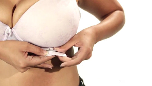 Áo ngực có gọng. Cũng giống như nút sắt, gọng áo ngực cũng có thành phần niken. Mặc một thời gian, những chiếc gọng sắt có khả năng sẽ chọc ra ngoài vải và dễ gây ngứa ngáy và nhiễm trùng da.