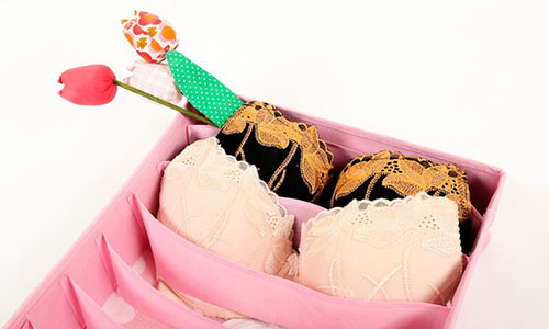 Mặc đồ lót cũ đi ngủ. Mọi người thường thay quần áo ngoài mà quên mất đồ lót - thứ tiếp xúc trực tiếp với cơ thể. Đồ lót mặc suốt cả một ngày dài nên thay một bộ mới sạch sẽ và vệ sinh cẩn thận để giấc ngủ được thoải mái hơn. Sẽ ngăn ngừa vi khuẩn có thể xâm nhập.