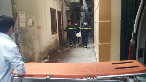 Ngày 11/6 vừa qua một vụ tai nạn cháy đã cướp đi mạng sống của 5 thành viên trong một gia đình ở phố Hoàng Mai. Khi đám cháy xảy ra, tất cả đã tìm cách ra ngoài nhưng vì ngôi nhà chỉ có 1 cửa chính và ngõ sâu hun hút khiến người bị ngạt rất nhanh và công tác cứu hộ cũng gặp nhiều khó khăn... (Ảnh: Phapluatso).