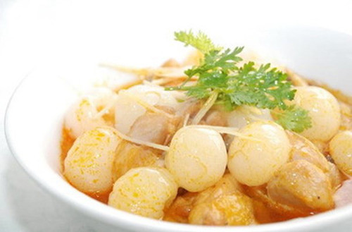 Món canh vải thiều, mướp đắng có tác dụng phòng các bệnh thông thường như sổ mũi, cảm lạnh, sốt do thay đổi thời tiết hay do ngồi điều hòa quá nhiều. Ảnh: xaluan