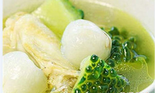 Gừng rửa sạch, đập dập cho vào nồi hầm. Khi thấy gà đã mềm, lần lượt cho mướp đắng, vải thiều và hầm thêm chừng 2 - 3 phút nữa. Sau đó nêm gia vị cho vừa miệng. Ảnh: tin247