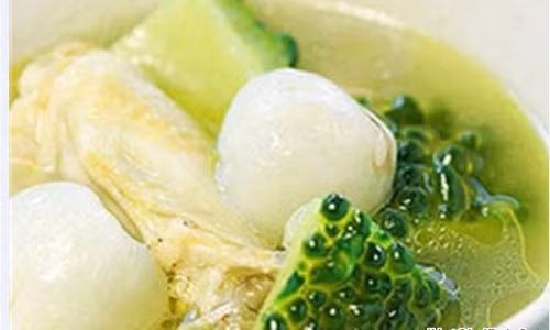 Gừng rửa sạch, đập dập cho vào nồi hầm. Khi thấy gà đã mềm, lần lượt cho mướp đắng, vải thiều và hầm thêm chừng 2 - 3 phút nữa. Sau đó nêm gia vị cho vừa miệng. Ảnh: tin247