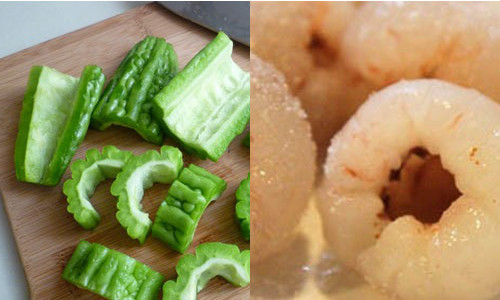 Mướp đắng rửa sạch, bổ đôi theo chiều dọc. Lọc bỏ ruột và hạt rồi cắt thành từng miếng nhỏ. Vải thiều bóc vỏ, tách bỏ hạt, cùi vải để riêng. Ảnh: cachnauan