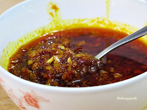 Sả đập dập, ớt rửa sạch, cắt nhỏ. Hành tím bóc vỏ, đập dập, cắt nhỏ rồi cho ra chén. Phi thơm hành tím, tỏi băm với 2 muỗng canh dầu ăn trong chảo, đảo đều nhanh tay để tỏi và hành không bị cháy. Cho sả, 1 muỗng cà phê muối, ớt, 1 muỗng cà phê ớt bột và 1/3 chén nước vào, nấu khoảng 3-5 phút. Ảnh: naungon.com.