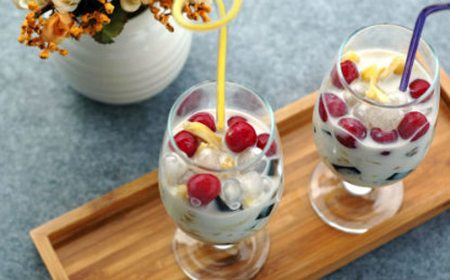 Nhào bột năng với nước cho đến khi không còn dính tay, dẻo mịn thì nặn thành viên tròn nhỏ, cho vào luộc rồi vớt ra để vào bát nước đá. Mít thái sợi nhỏ. Khi ăn các lấy một ít thạch đen, một ít trân châu, thêm mít, chan thêm nước sữa dừa trộn đều. Ảnh: duocbaokhang