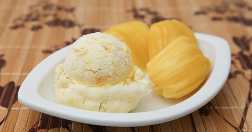 Cho mít và phần sữa tươi còn lại vào máy xay sinh tố xay thật nhuyễn rồi đổ hỗn hợp đó vào hộp. Cho kem tươi vào hộp sữa mít trộn đều. Khi đường trứng sữa nguội, lọc qua rồi cho vào hộp kem trộn thật đều. Đậy nắp lại cho vào ngăn đá tủ lạnh khoảng 2 tiếng. Lấy ra trộn đều kem rồi lại cho vào ngăn đá thêm lần nữa. Khoảng 5 tiếng là có thể thưởng thức được. Ảnh: beemart