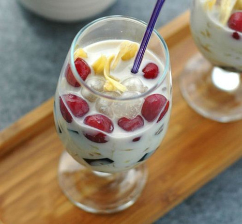 Chè mít. Món chè mít thơm ngon hấp dẫn với phần thịt mít sần sật, giòn giòn thêm chút trân châu màu sắc. Pha nước sữa dừa bằng cách hòa đường vào sữa tươi không đường, thêm 1 thìa sữa và cho nước cốt dừa vào khuấy đều. Thạch đen cắt thành hạt lựu lớn. Ảnh: tapchimonngon