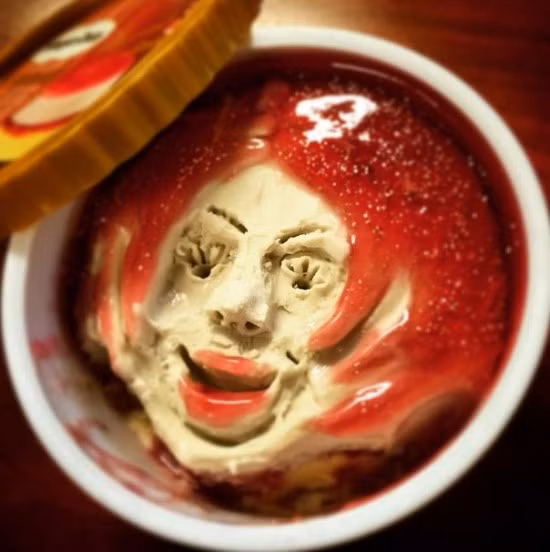 Một nghệ sỹ tại Nhật Bản, ông Makoto Asano đã tạo ra những khuôn mặt ngộ nghĩnh trên kem độc đáo. Ông chỉ dùng một chiếc thìa nhựa mỏng để tạo ra những khuôn mặt cười này.