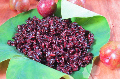 Nếu để ủ quá lâu, men rượu sẽ làm cho tinh bột trong hạt nếp xay tan hết thành nước, khi ăn chỉ còn lớp vỏ bên ngoài nên ăn bị bã và rất cay mùi rượu. Rượu nếp chín, đảo đều cả rổ rồi cho ra bát dùng. Khi ăn rượu nếp có vị dẻo, ngọt thanh của gạo nếp xay rất hấp dẫn. Ảnh: khampha