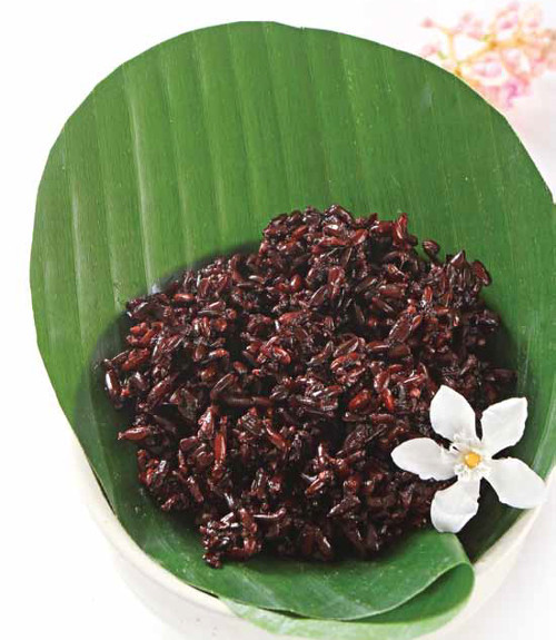 Khi xôi còn âm ấm, trộn đều từng chút men rượu vào với xôi và cho vào rổ đã lót lá chuối. Cứ một lớp xôi dày chừng 5cm thì lại rắc đều 1 lớp bột men rượu lên trên. Xôi phía đưới đáy rổ thì nên cho ít men hơn phía trên vì khi khi ủ rượu nếp, men sẽ ngấm tan dần và chảy xuống phía dưới đáy của rổ. Phía trên cùng rải đều 1 lớp men mỏng và đậy lá chuối lên cho kín hết mặt xôi. Ảnh: trithucsong