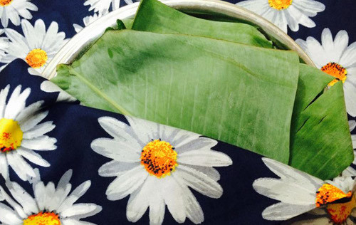 Đặt rổ rượu nếp lên trên chăn, đóng kín chăn bao quanh rổ rượu nếp. Nếu thời tiết nắng nóng chỉ ủ khoảng 1 ngày là rượu nếp đã bắt đầu bốc mùi thơm ngào ngạt. Ảnh: emdep