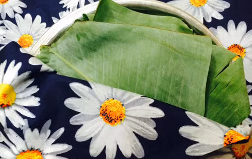 Đặt rổ rượu nếp lên trên chăn, đóng kín chăn bao quanh rổ rượu nếp. Nếu thời tiết nắng nóng chỉ ủ khoảng 1 ngày là rượu nếp đã bắt đầu bốc mùi thơm ngào ngạt. Ảnh: emdep