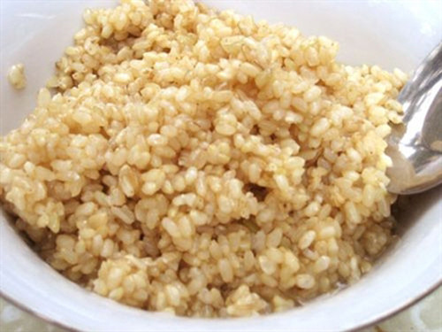 Trong quá trình ủ rượu, nên kiểm tra thường xuyên. Khi có mùi thơm là phải dỡ chăn ủ ra ngay để các hạt rượu nếp căng mọng và ngọt đậm. Nếu dỡ ra quá sớm thì men chưa biến đổi thành đường trong món rượu nếp sẽ làm món rượu nếp ăn sẽ có vị đắng. Ảnh: zing