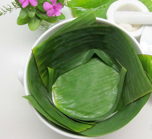 Men rượu nhặt sạch vỏ trấu ủ bên ngoài, cho vào cối giã nhuyễn, dây qua lưới lọc để tránh bị lẫn vỏ trấu khi ăn. Lá chuối (hoặc lá sen) rửa sạch, lau khô rồi lót vào rổ sạch để sau này khi ủ rượu nước không bị ứ, nước ủ rượu dễ chảy xuống. Bớt lại ít lá để phủ lên bề mặt khi ủ.Ảnh: megafun