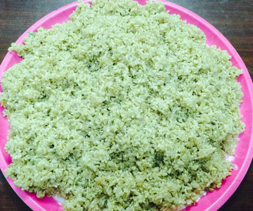 Có thể cho vào nồi cơm điện, đổ nước ngập mặt gạo khoảng 1,5cm và bật nút nấu chín như bình thường, khi cơm sôi thì đảo lên để xôi chín đều và không bị bén nồi. Sau đó đổ xôi ra mâm, tãi đều và mỏng cho nhanh nguội. Ảnh: emdep