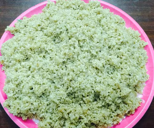 Có thể cho vào nồi cơm điện, đổ nước ngập mặt gạo khoảng 1,5cm và bật nút nấu chín như bình thường, khi cơm sôi thì đảo lên để xôi chín đều và không bị bén nồi. Sau đó đổ xôi ra mâm, tãi đều và mỏng cho nhanh nguội. Ảnh: emdep