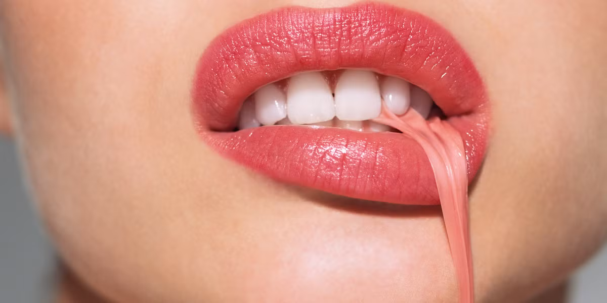 Nhai kẹo cao su. Tiến sỹ Schlessinger cho biết, nhai kẹo cao su là nguyên nhân thường thấy gây ra những nếp nhăn trên bờ môi dưới”. Bên cạnh đó, thói quen nhai kẹo cao su thường xuyên còn gây ra các vấn đề khác trong cấu trúc miệng. Nếu bạn muốn bảo vệ làn da của mình, bạn nên từ bỏ thói quen nhai kẹo cao su. Ảnh: huffpost.com.