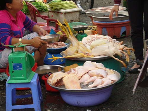 Hạn chế mua vịt làm sẵn. Nhiều chị em có thói quen mua vịt làm sẵn cho đỡ mất thời gian. Tuy nhiên, để có được con vịt ngon, đảm bảo chất lượng nên chọn vịt còn sống và nhờ người bán làm thịt tại chỗ. Vịt làm sẵn, để lâu kém ngon hơn vịt tươi mới được mổ xong. Ảnh: vietq