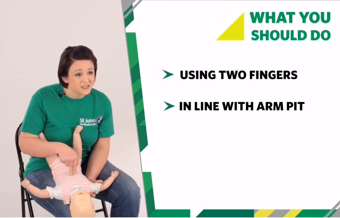 Biện pháp ấn mạnh vào vùng thượng vị nhằm tạo phản ứng sốc, đẩy dị vật ra khỏi đường thở.