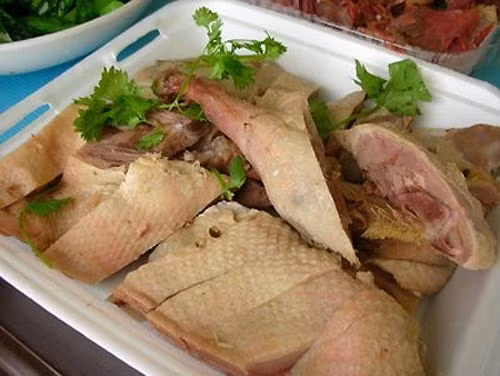 Vào ngày Tết Đoan Ngọ, bên cạnh những món ăn truyền thống như rượu nếp, hoa quả… thì thịt vịt cũng là món ăn không thể thiếu. Tuy nhiên, vịt bày bán ngoài chợ bị không ít người bán bơm nước, hoặc bán vịt bị bệnh. Các bà nội trợ cần lưu ý một số điểm sau khi mua vịt để chọn được vịt ngon như ý. Ảnh: alobacsi