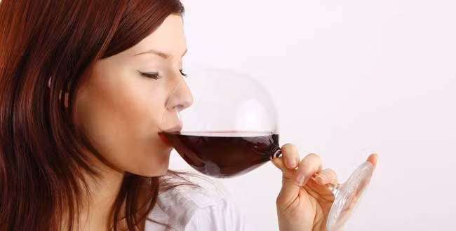 Tiến sĩ Marotta cũng cho biết thêm, rượu có thể có một tác động tiêu cực lớn vào lượng vitamin A, một chất chống oxy hóa và đóng vai trò quan trọng trong việc sản xuất collagen. Khi lượng collagen trong cơ thể bạn quá thấp, làn da của bạn sẽ trở nên kém đàn hồi. Ảnh: lefigaro.fr. 