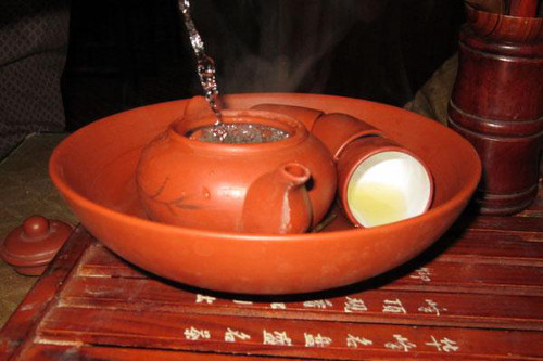 Có trà ngon rồi nhưng pha trà cũng cần phải có nghệ thuật. Sau khi tráng ấm sạch bằng nước sôi, lấy trà ra khỏi bông sen cho vào ấm. Rót nước sôi vào, không nên tráng trà. Lưu ý, nước sôi trong khoảng từ 85 đến 90 độ là vừa đủ, nước quá nóng sẽ khiến trà bị đỏ,nồng. Ảnh: amthuc365