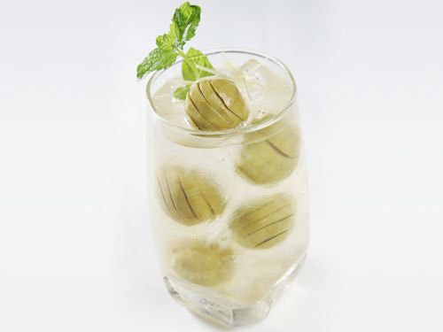 Nước sấu nổi váng thường do dụng cụ đựng chưa được diệt khuẩn, sấu bị dính nước lã, hoặc do lượng đường ngâm quá ít. Vì vậy các bạn chú ý cẩn thận trong các khâu nhé. Sấu ngâm sẽ để được lâu hơn nếu các bạn đun kĩ phần nước sấu hoặc bảo quản trong tủ lạnh. Ảnh: monngonhanoi