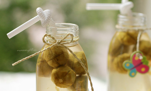 Ngâm sấu khoảng 2 - 3 ngày là có thể dùng được. Tuy nhiên, nếu muốn đường ngấm vào quả sấu hoàn toàn và tận sâu bên trong và ăn quả sấu ngon hơn thì cần để thời gian lâu hơn. Ảnh: staticflickr