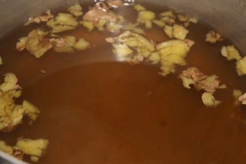 Khi nước đường sôi thì thả gừng đập dập vào nồi, để nước đường sôi lại khoảng 1-2 phút thì tắt bếp, chờ nước đường nguội. Ảnh: amthucbonmua