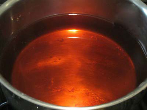 Cho đường vào nước, đun sôi (1 lít nước với 0,8 kg đường) hoặc ướp sấu với đường để qua đêm cho sấu ra nước, sau đó đem đun nước đường cho sôi. Ảnh: webnauan