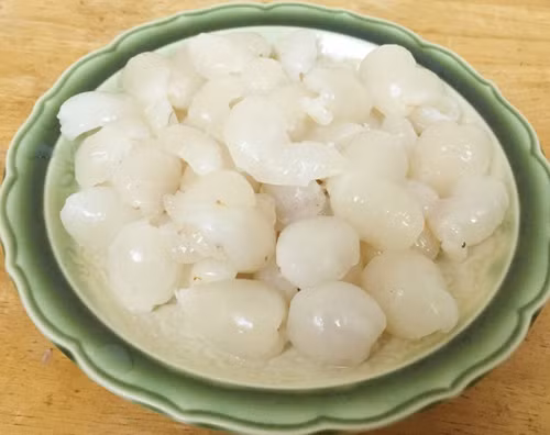 Vải bóc vỏ, bỏ hạt hạt, lấy cùi vải rồi rửa thật sạch. Ảnh: giupban