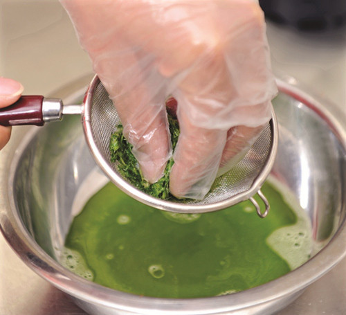 Lấy 1/2 phần nước dừa xay cùng lá dứa, rồi lọc lấy nước. Thêm 10gr bột thạch, quấy đều, đun sôi, và đổ ra khay sạch. Cho khay vào ngăn mát tủ lạnh, để đông lại. Ảnh: 2monngonmoingay