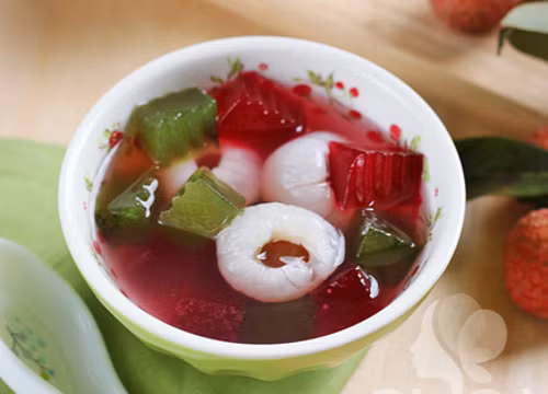 Khi thưởng thức, đem trộn đều phần trái vải đun cách thủy ở trên với phần thạch dừa đông đã cắt miếng vào trong cốc, thêm đá bào nhỏ, cùi vải tươi và nước dừa tươi vào. Chè vải thạch dừa mát lạnh, xoa tan cái oi bức ngày hè. Ảnh: khampha