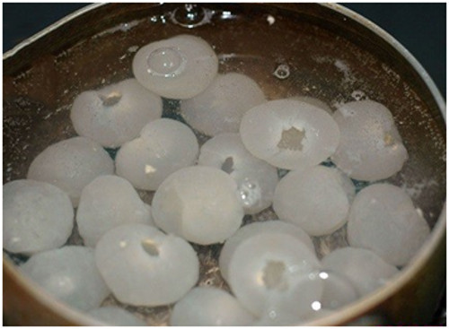 Nồi nước sôi thì cho vải vào đun tiếp. Nước sôi lại thì tắt bếp. Ảnh: blogspot