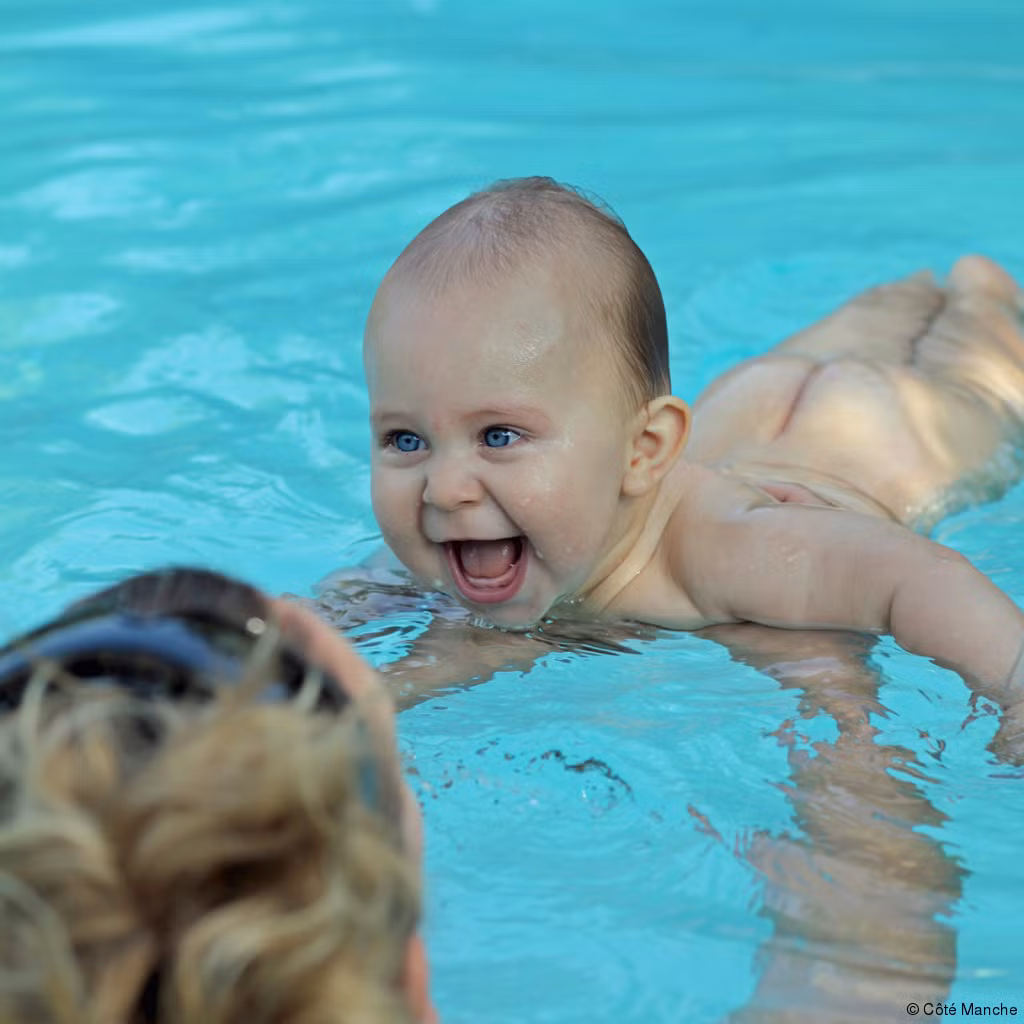 Ở các nước phát triển, bơi lội là bộ môn có trong chương trình giáo dục thể chất từ cấp mẫu giáo. Đây là cơ hội để trẻ em học bơi và tiếp cận một cách tự nhiên nhất với nước. Có nhiều gia đình đã cho con tiếp xúc với bể bơi chỉ một vài tháng sau khi trẻ chào đời.