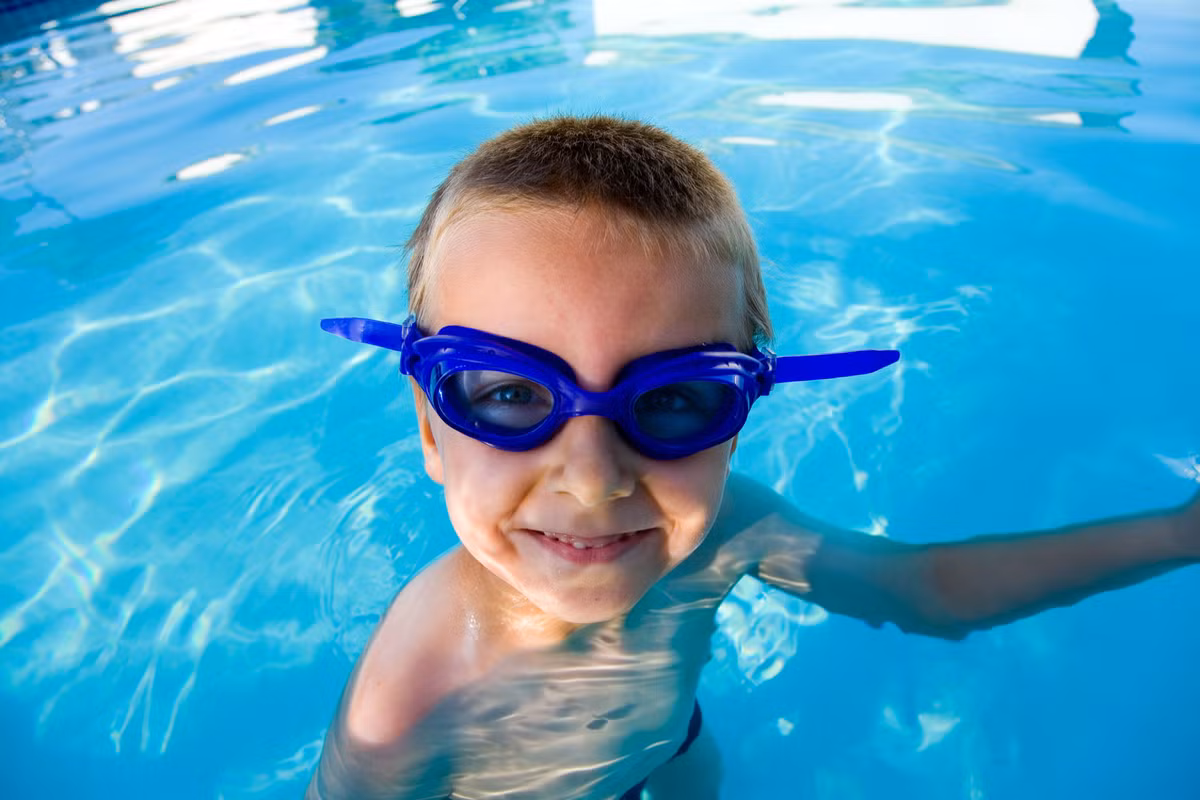 Trang bị dụng cụ cần thiết cho trẻ trước khi học bơi. Để giúp các bé tránh gặp phải những bất tiện trong những lần đầu tiếp xúc với nước, việc học bơi nhanh chóng và hiệu quả hơn, bạn có thể trang bị cho thể những dụng cụ như phao bơi, kính bơi để hạn chế nước vào mắt, mũ bơi dành cho các bé gái, nút cài lỗ tai...