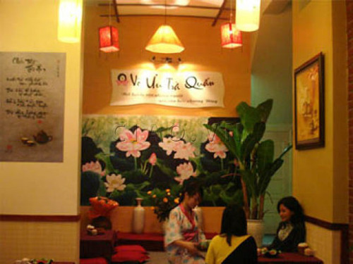 Vô Ưu Trà Quán. Tọa lạc tại Trần Quang Diệu, Hà Nội, Vô Ưu Trà Quán là địa chỉ phù hơp cho những bạn nghiện trà ấm. Các loại trà ấm khá ngon như trà ấm Việt Nam, Vô Ưu trà, trà ướp hoa mộc, trà hương, trà nhài... Không chỉ thưởng thức trà, tại đây thực khách còn có thể được tận mắt xem nhân viên quán biểu diễn nghệ thuật pha trà ấm hay khám phá nghệ thuật pha trà của người xưa. Ảnh: vouutraquan