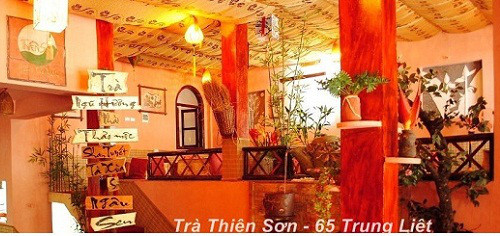 Thiên Sơn Trà Quán là một quán trà đạo rộng rãi nằm trên phố Trung Liệt, Đống Đa. Bước qua khung cửa vòm, thực khách sẽ thấy một khung cảnh tuyệt đẹp với cây Hoa trà rất lớn và một ấm trà Đại bằng gốm cực lớn đang rót nước xuống một chiếc cốc bằng gôm ngay giữa phòng trà. Ảnh: photobucket