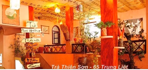 Thiên Sơn Trà Quán là một quán trà đạo rộng rãi nằm trên phố Trung Liệt, Đống Đa. Bước qua khung cửa vòm, thực khách sẽ thấy một khung cảnh tuyệt đẹp với cây Hoa trà rất lớn và một ấm trà Đại bằng gốm cực lớn đang rót nước xuống một chiếc cốc bằng gôm ngay giữa phòng trà. Ảnh: photobucket