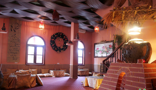 Quán gây ấn tượng bởi những bức tranh dân gian, bình gốm với hoa sen và những bông hoa chuối rừng đỏ rực. Trong mỗi chén trà nho nhỏ, người thưởng thức có thể cảm nhận được vị chát của trà, mùi thơm của quế hương, cam thảo, vị ngọt dịu của táo tàu, vị ngọt mát của sâm. Ảnh: hnew