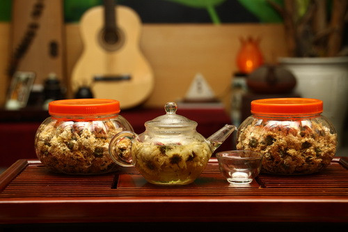 Nguồn trà của quán do chính những người trong gia đình chủ quán trồng và chế biến. Trà được ướp với những loại hoa tự nhiên, không tinh dầu, không hóa chất. Điều độc đáo là tất cả các loại trà được ướp từ 12h đêm, lúc trời đất giao thời với nhau. Vào cuối tuần Vô Ưu thường có chương trình biểu diễn nhạc cụ như đàn tì bà, sáo, đàn tranh...phục vụ thực khách. Ảnh: didau