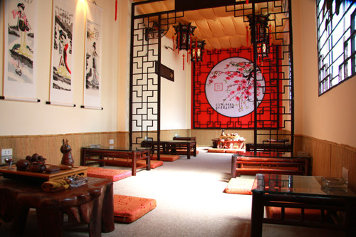 Ngự Trà Quán phục vụ nhu cầu ẩm thực của bạn bằng những chén trà trong suốt. Sắc vàng trong của trà, điểm xuyết những màu của cỏ cây, của hoa lá khiến buổi thưởng trà trở nên trọn vẹn hơn. Nhân viên của quán biểu diễn trà đạo trên bộ trà đạo chuẩn nhất được chọn lọc từ Trung Quốc. Mùi trà khi nóng, vừa rót ra và vị trà khi đã để nguội, mỗi vị một vẻ quyến rũ khác nhau. Ảnh: hanoilive